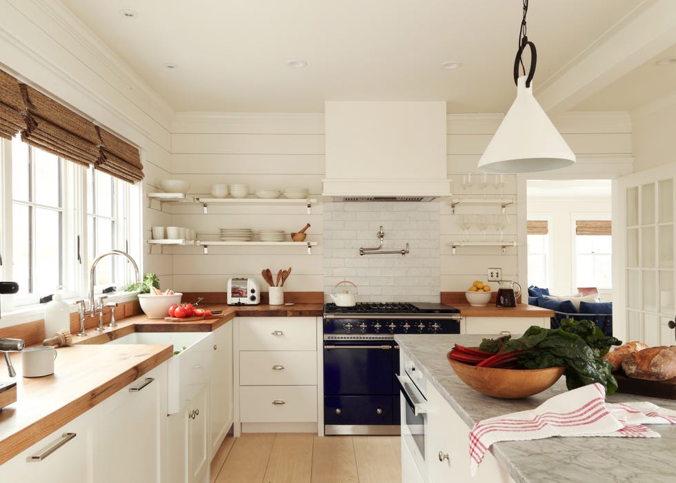 cocina con isla central de estilo rústico en blanco