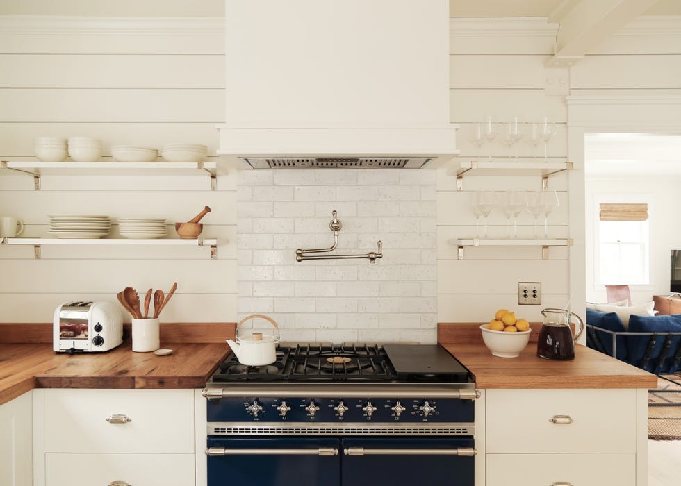 cocina de estilo rústico en blanco