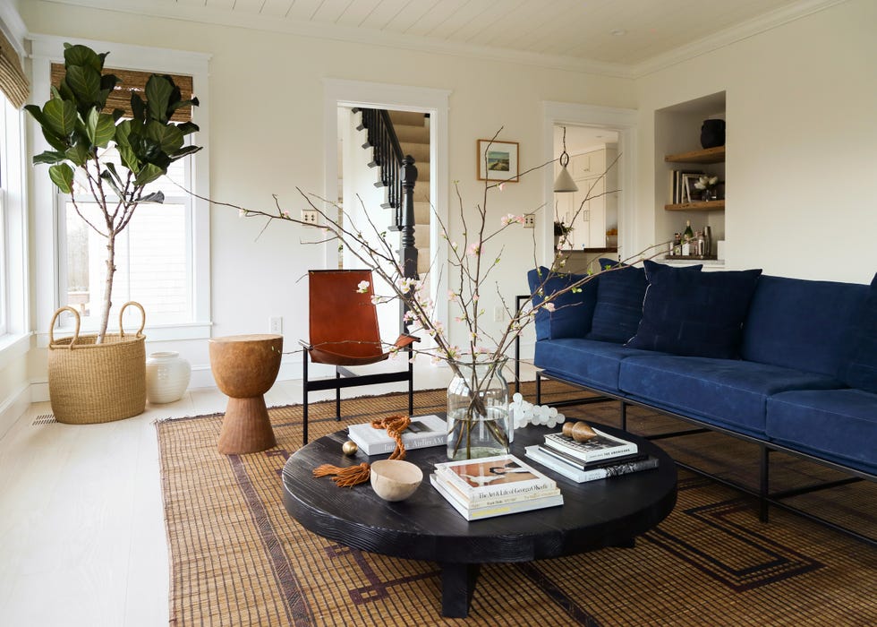 salón boho y vintage con sofá de terciopelo azul