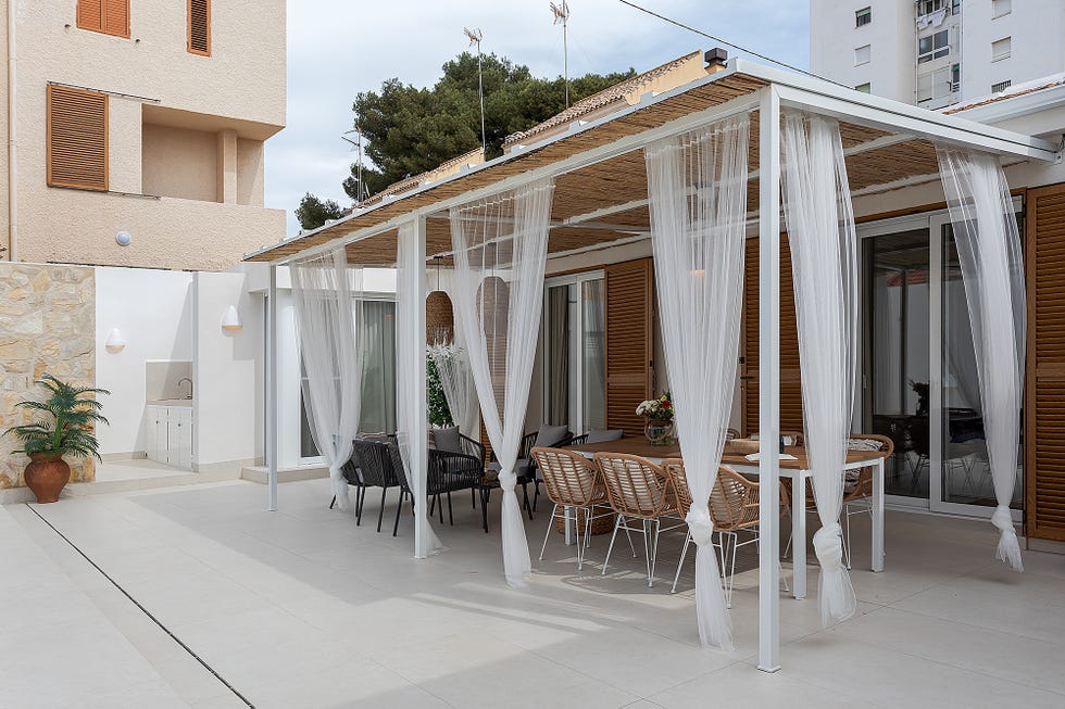 porche con pérgola de bambú