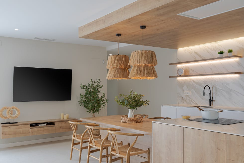 cocina con isla central y mesa de comedor de madera