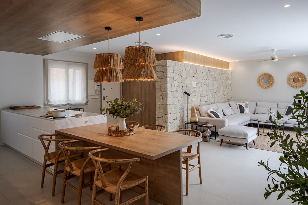 cocina con isla central y mesa de comedor de madera