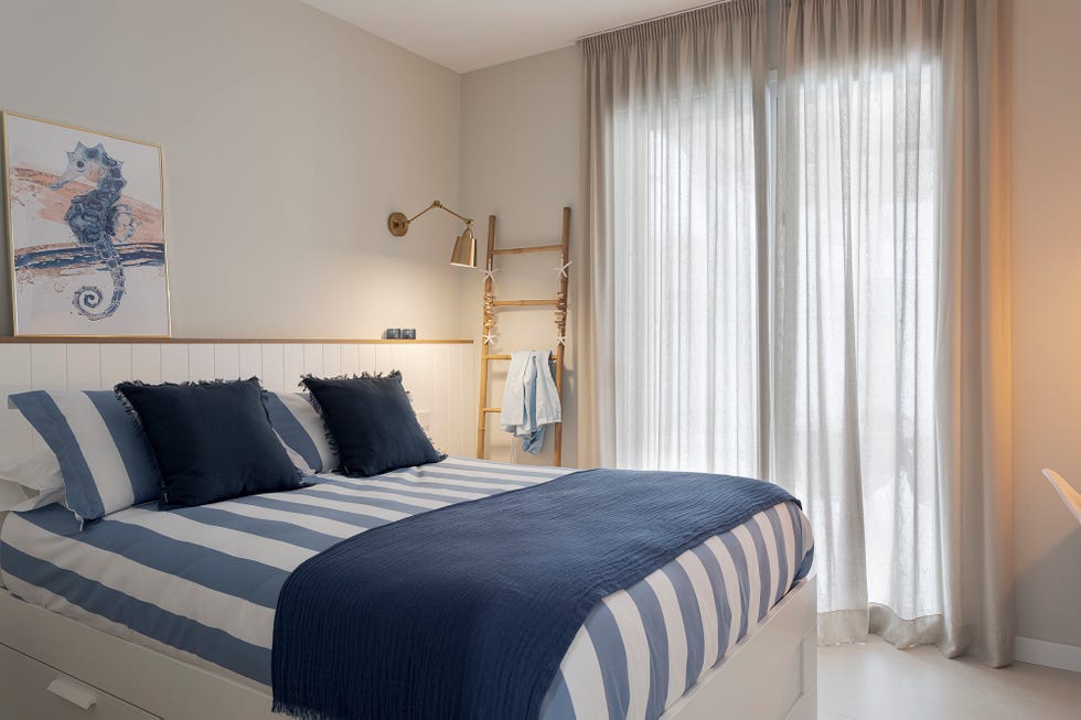 cama con cabecero de pared a pared de lamas blancas