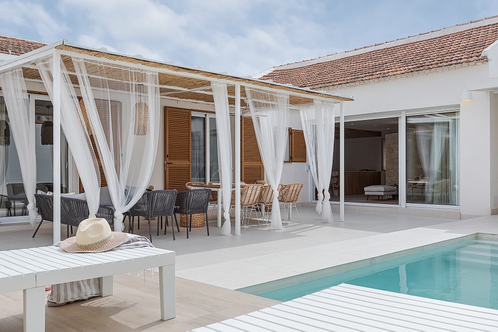 piscina y porche