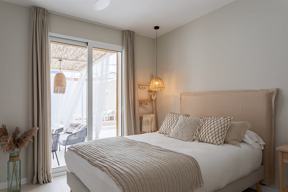 cama con cabecero de lino natural