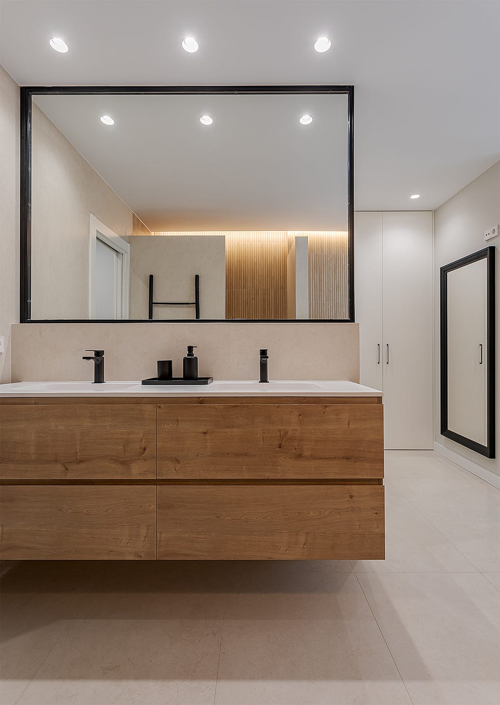 mueble de lavabo de madera volado