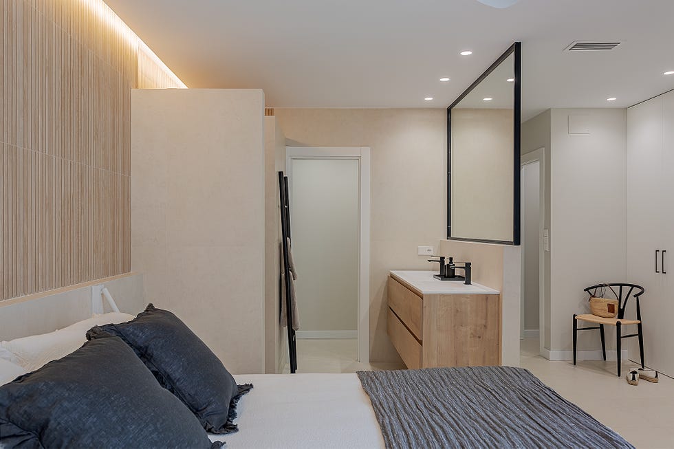 dormitorio con baño en suite