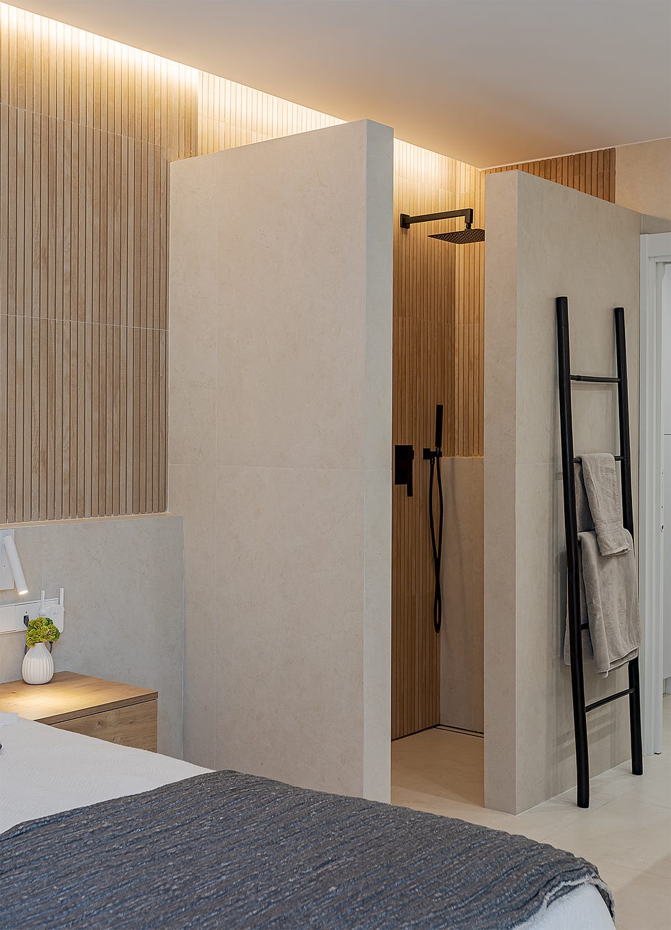 dormitorio con baño en suite