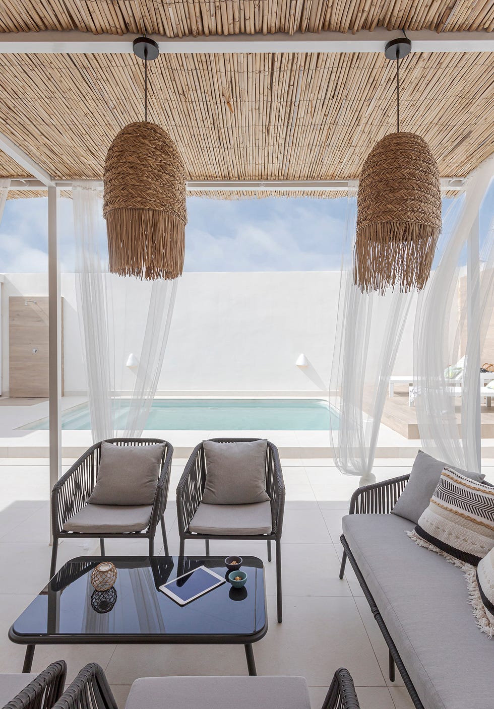 porche con pérgola de bambú y muebles de exterior