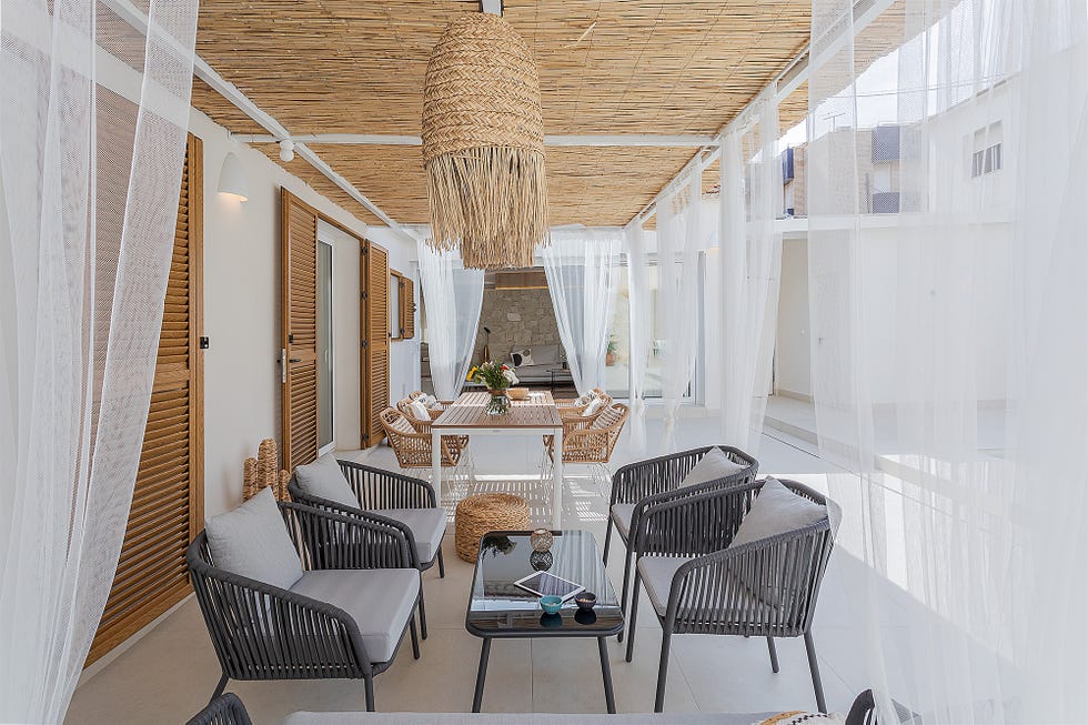 porche con pérgola de bambú y muebles de exterior