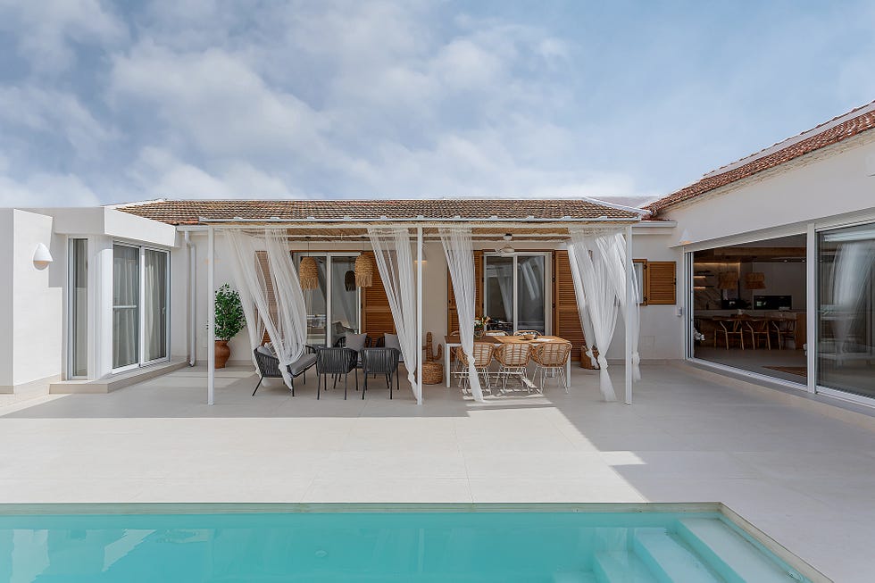 piscina y porche