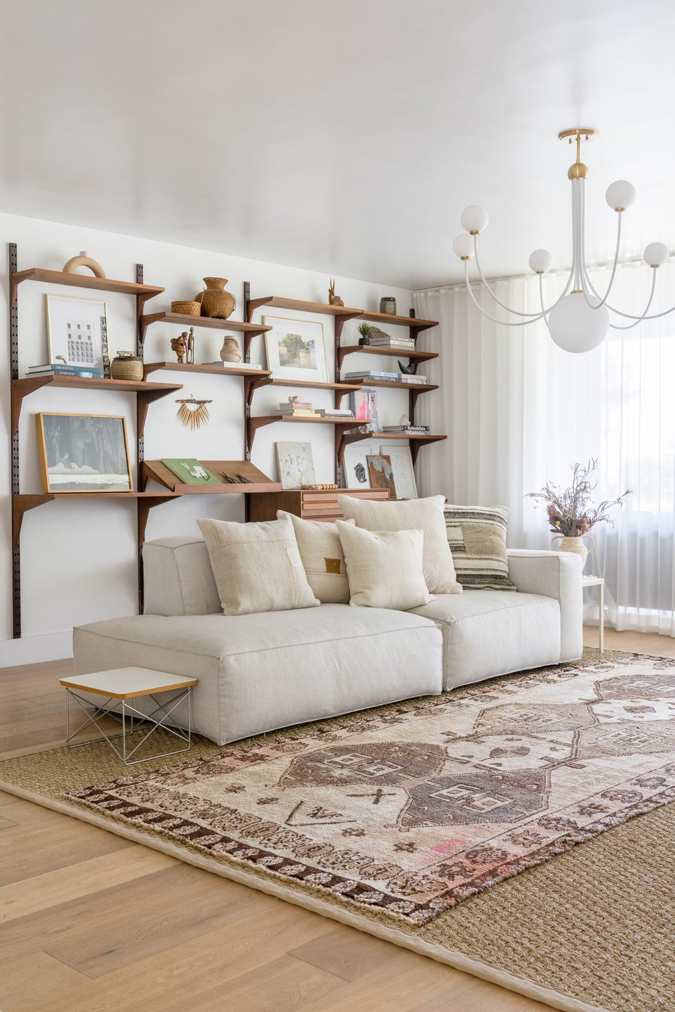 salón decorado en blanco con estilo boho y mid century