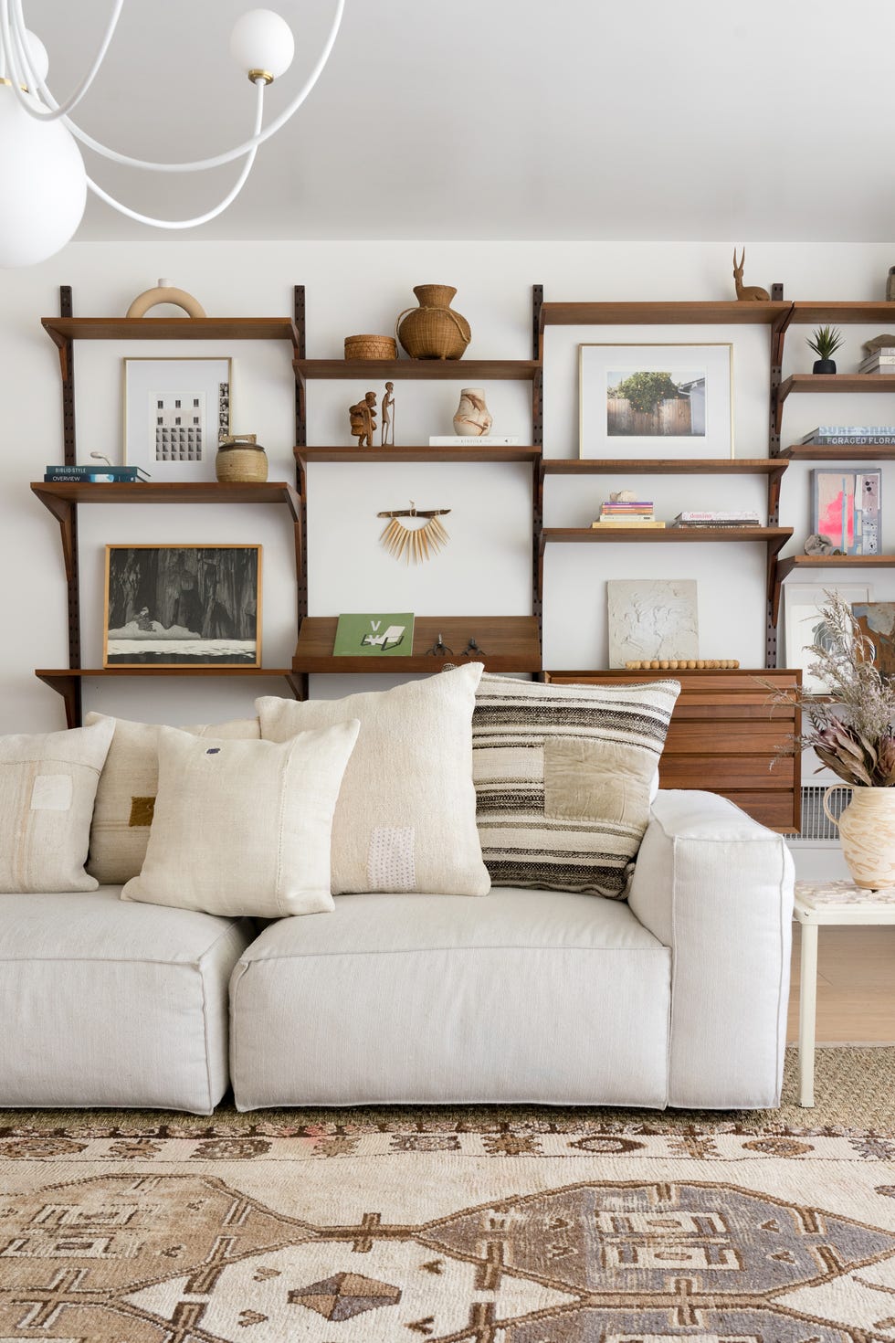 salón decorado en blanco con estilo boho y mid century