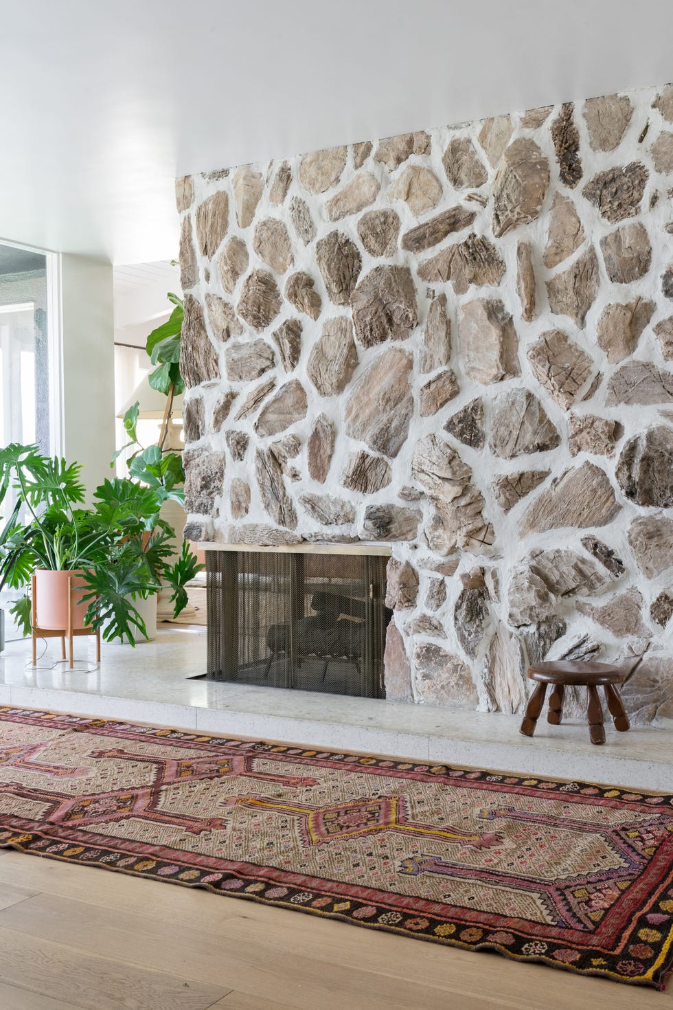 salón con pared de piedra vista