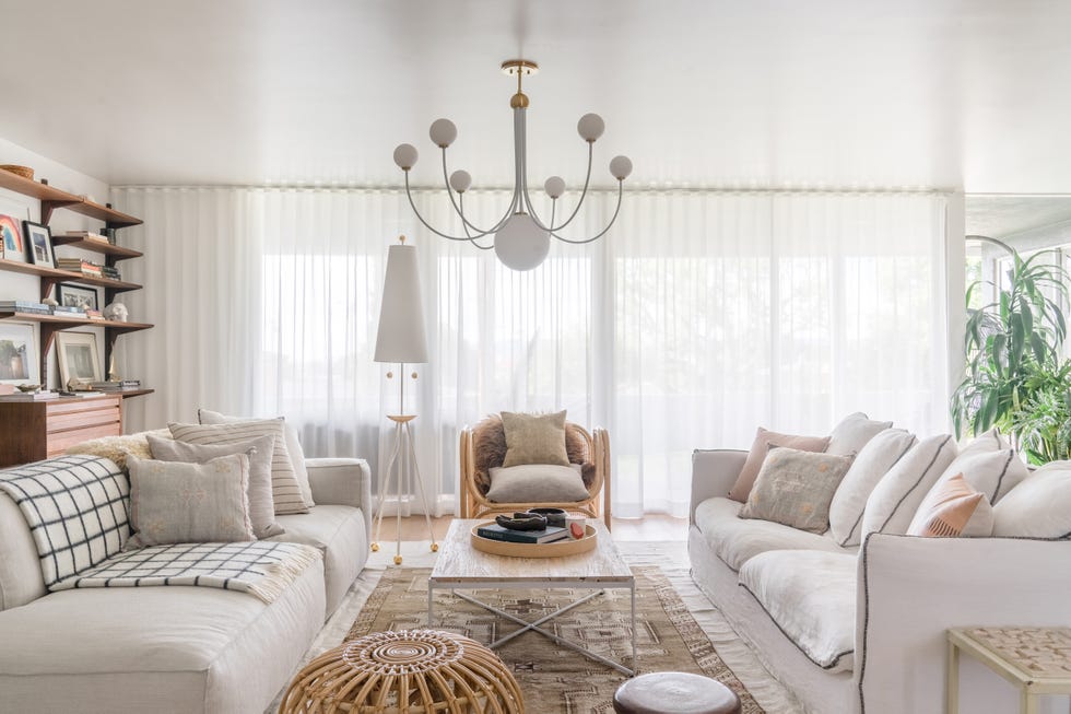 salón decorado en blanco con estilo boho y mid century