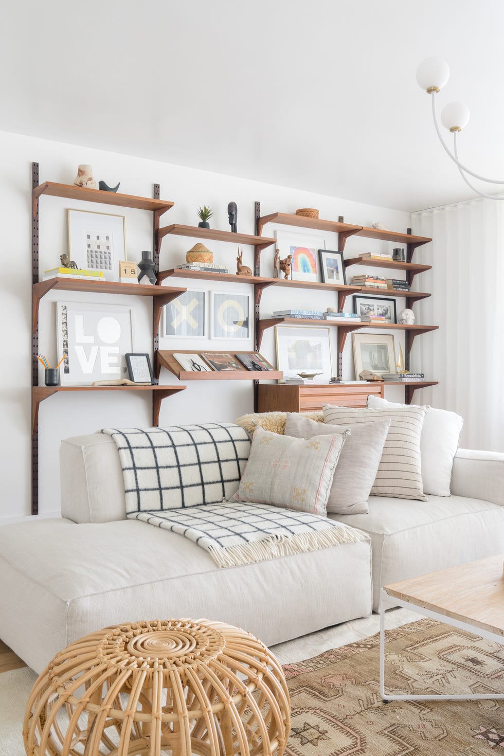 salón decorado en blanco con estilo boho y mid century