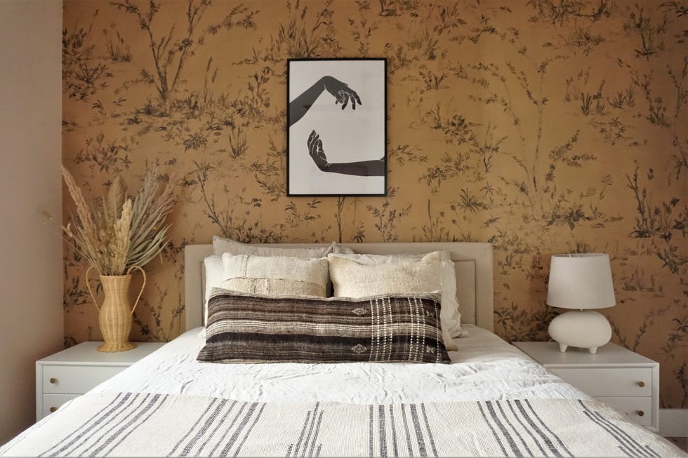 dormitorio de estilo boho con papel pintado floral en el cabecero