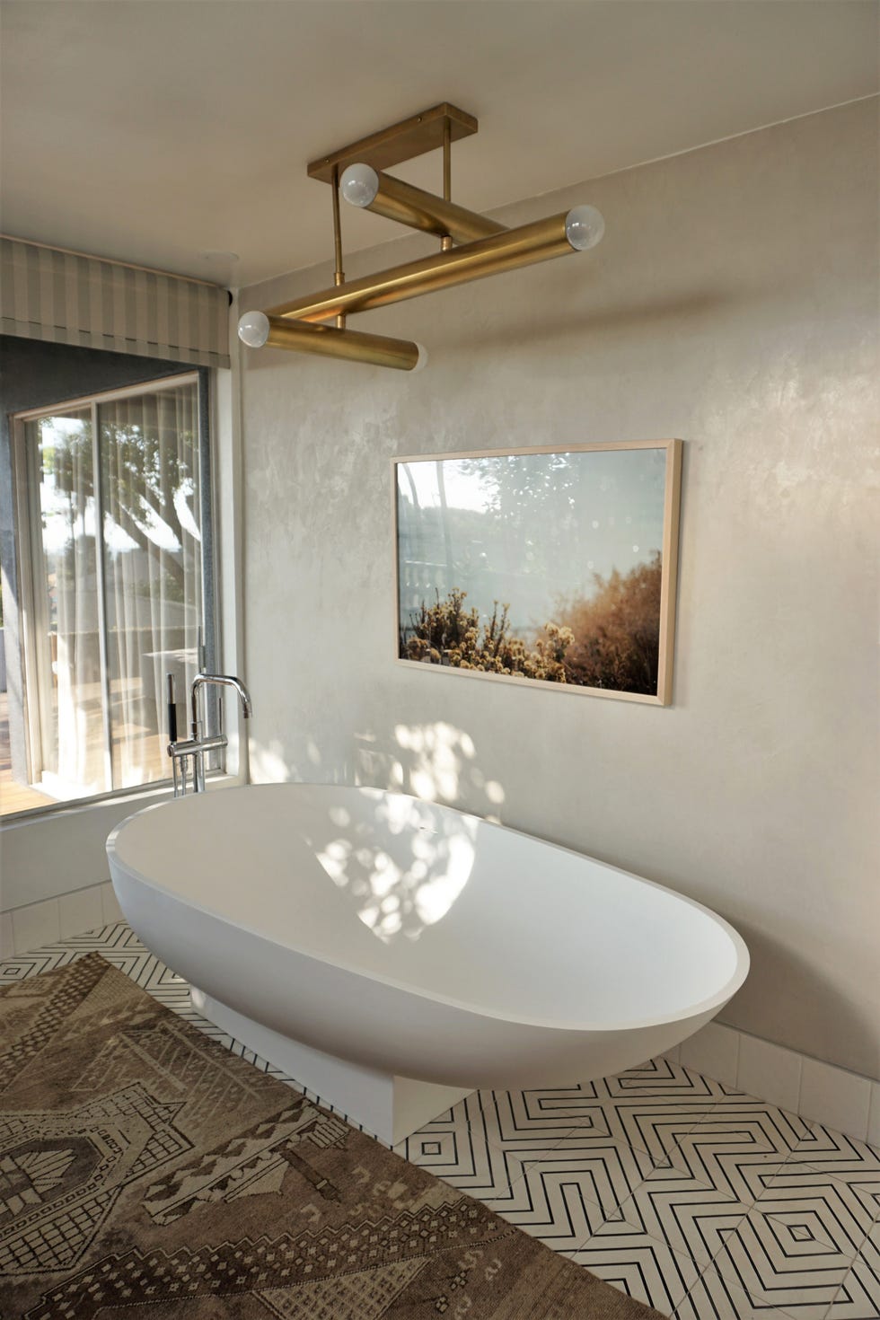 baño de estilo vintage con bañera exenta blanca aplique dorado mid century