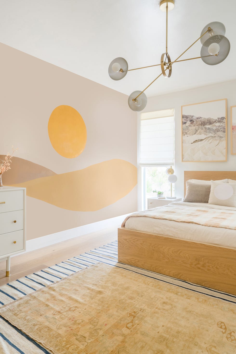 dormitorio de estilo boho con cama de madera y mural abstracto
