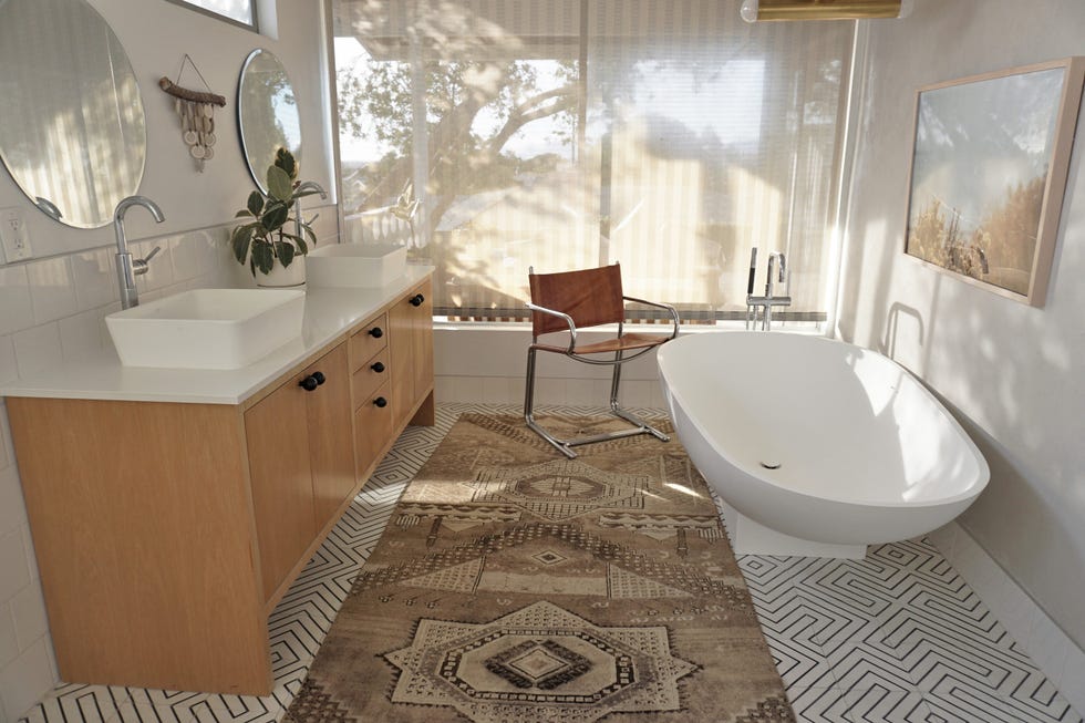 baño de estilo vintage con bañera exenta blanca y mueble de madera con dos lavabos