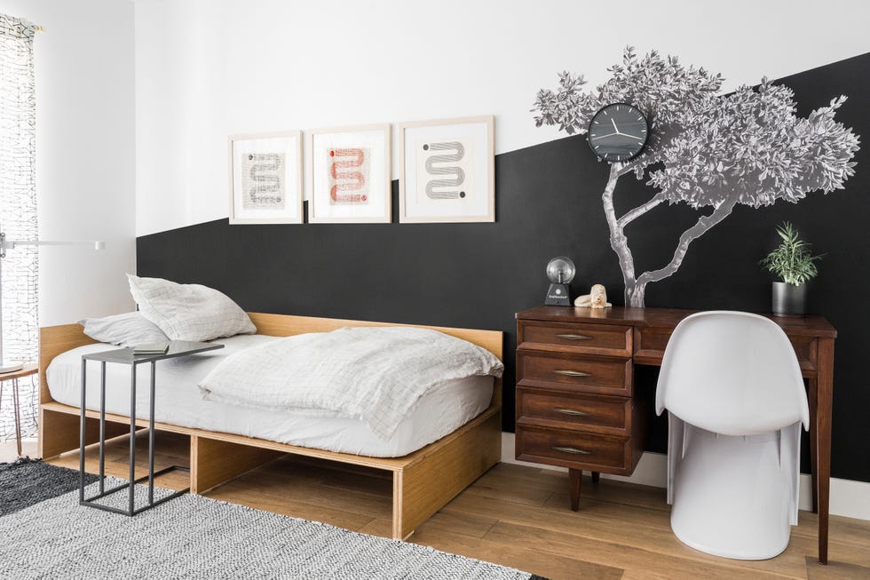 habitación con cama nido y escritorio vintage