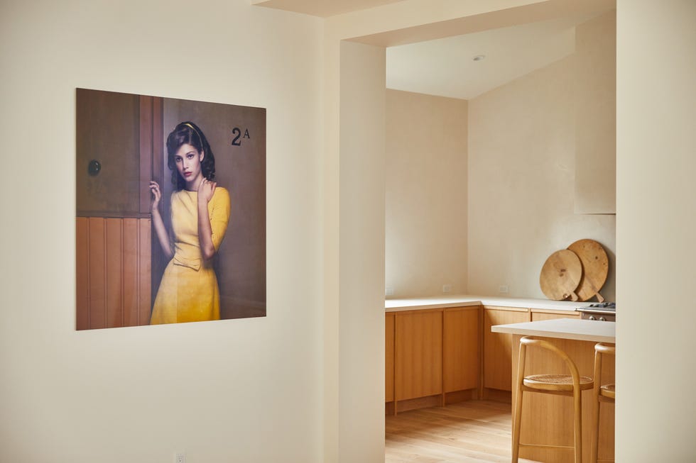 fotografía decorando la pared a la entrada de la cocina