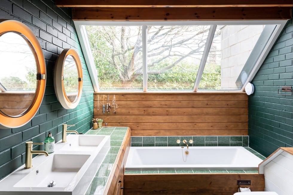 baño con tragaluz y azulejos verdes