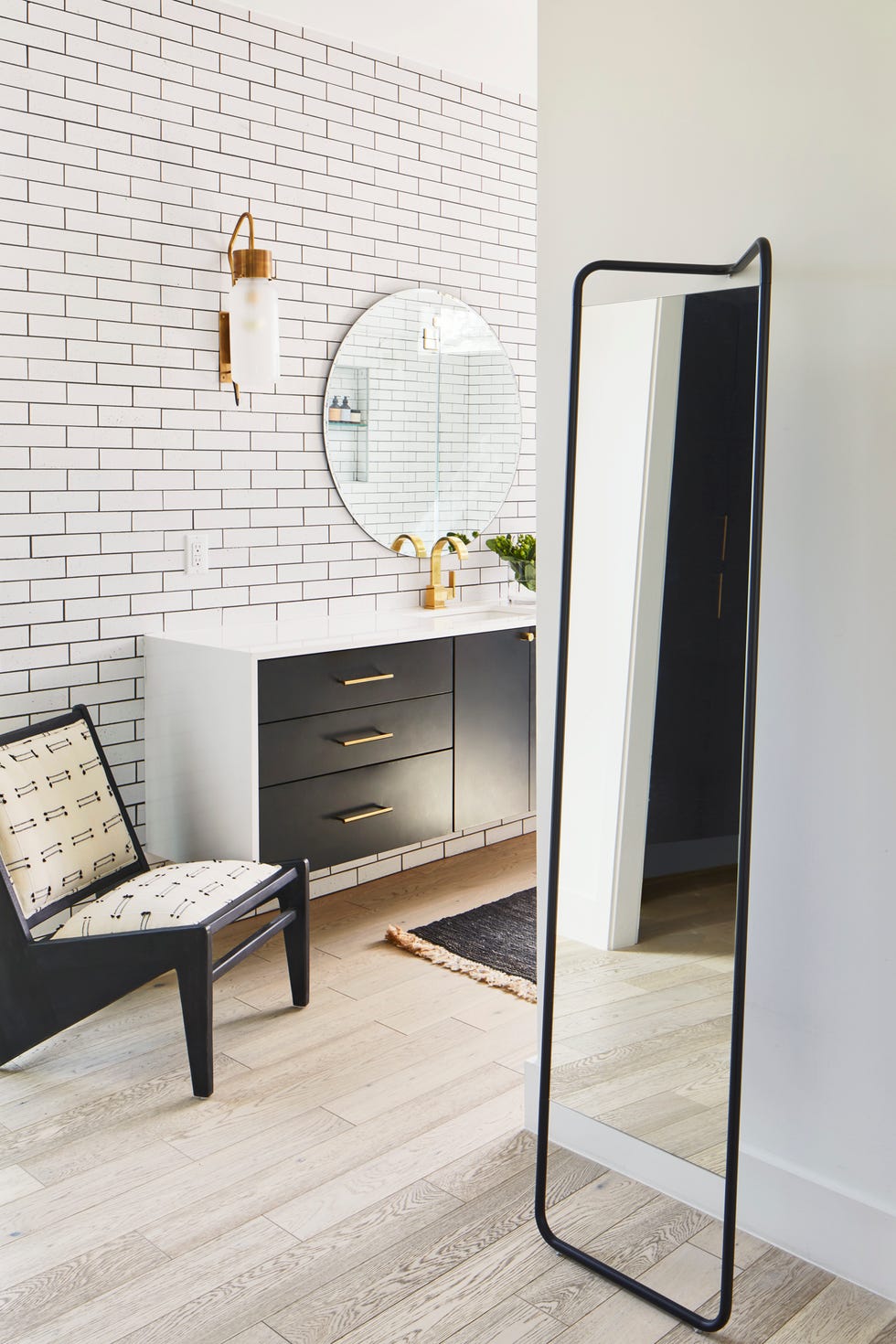 baño de estilo mid century en blanco y negro con azulejos tipo metro blancos