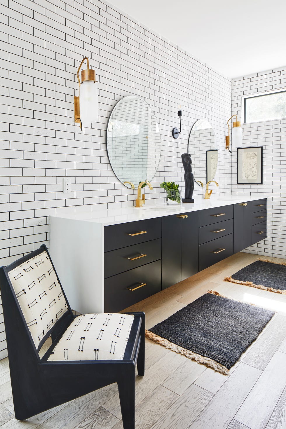 baño de estilo mid century en blanco y negro con azulejos tipo metro blancos