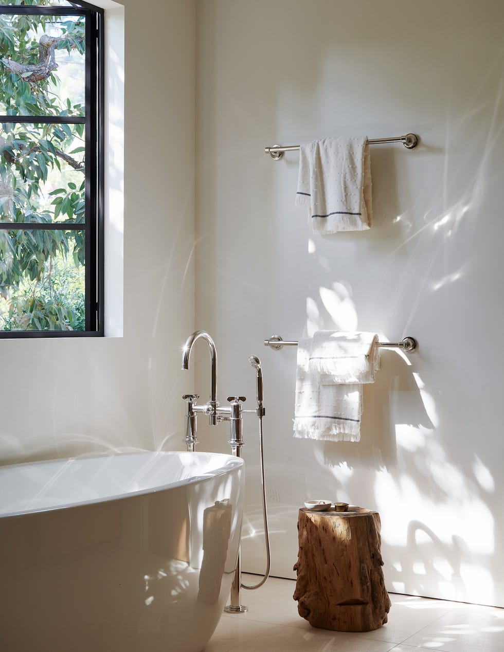 baño con bañera exenta y mesa auxiliar tipo tronco
