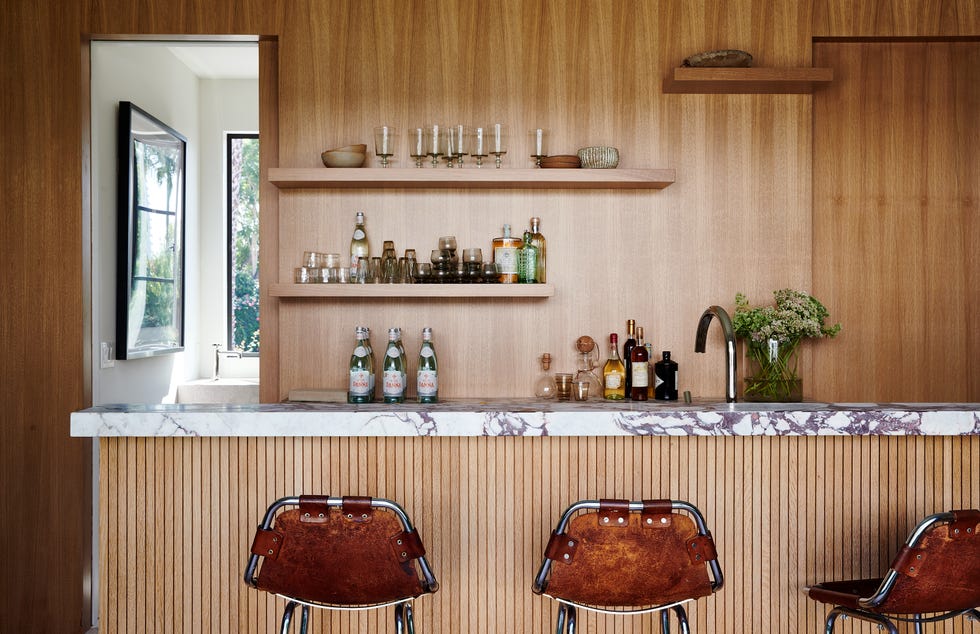 barra de bar de madera de roble y mármol