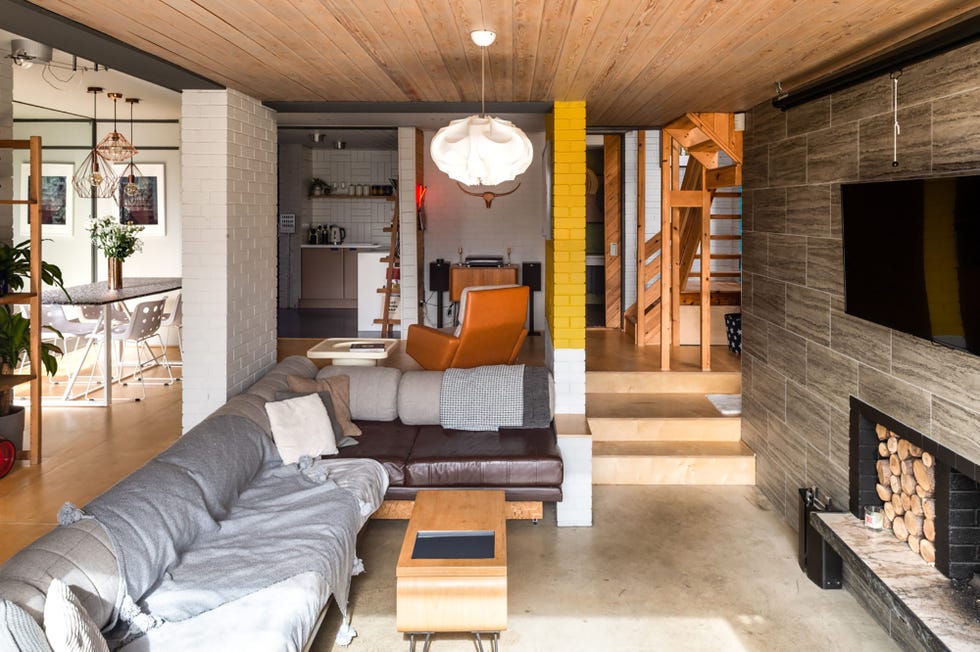 salón abierto de diseño moderno con chimenea de leña