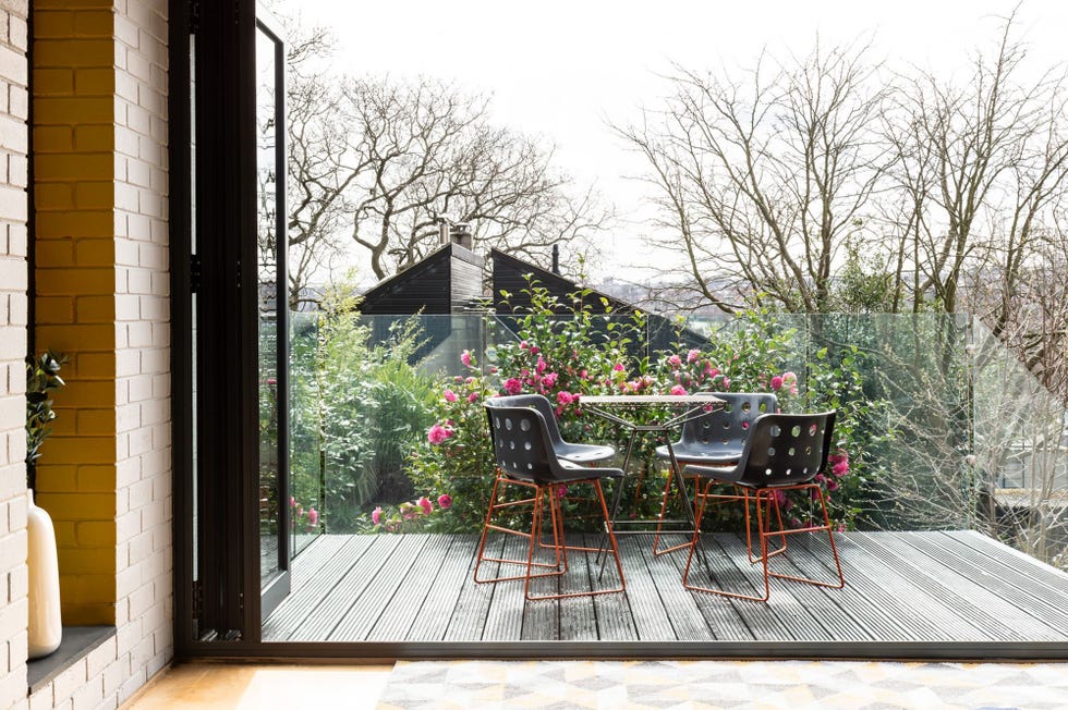 terraza con suelo de tarima y valla de cristal
