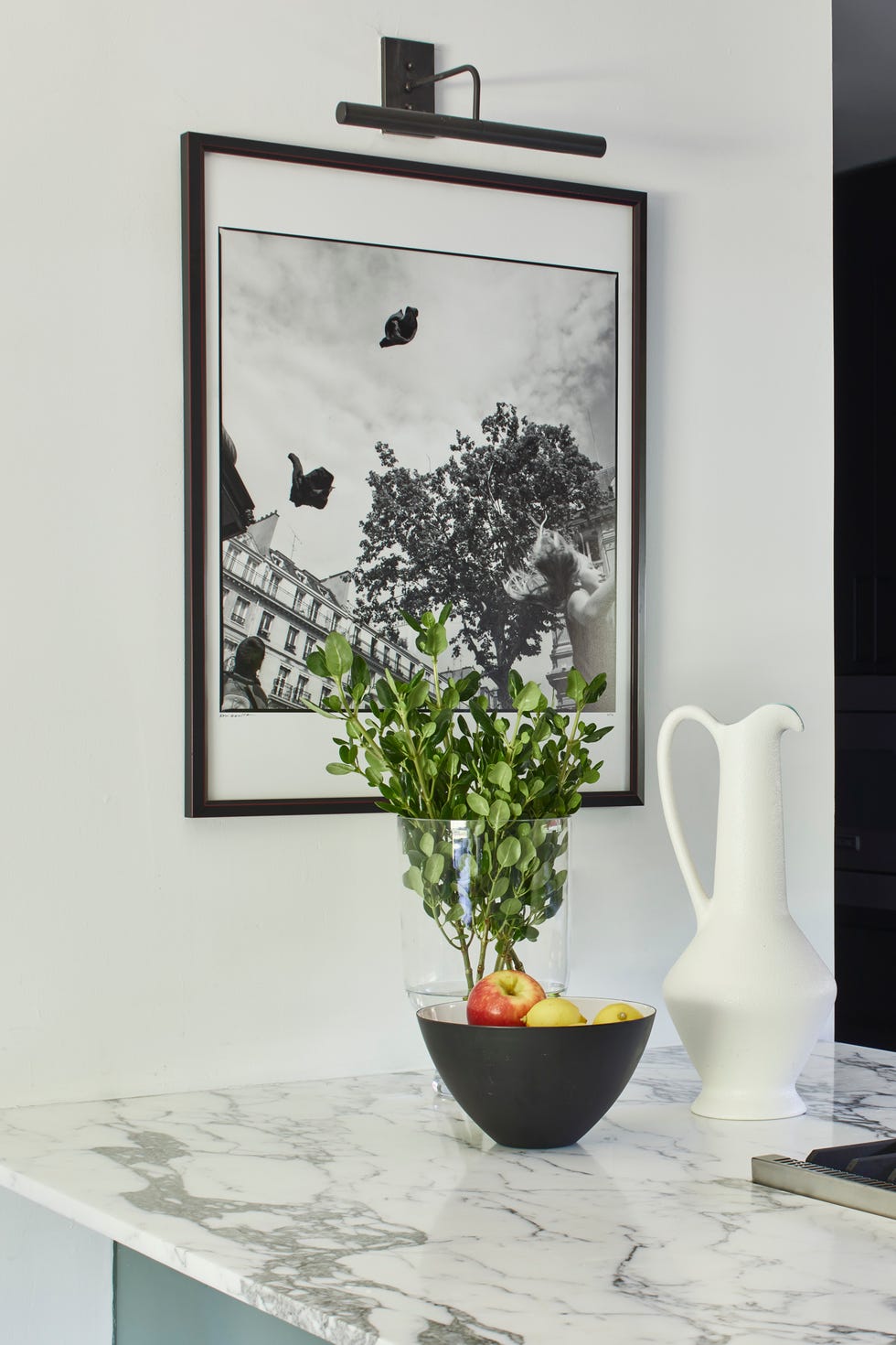 fotografía en blanco y negro en la cocina