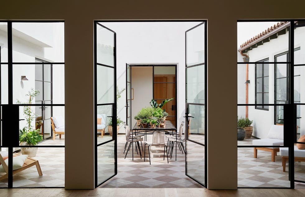patio con suelo de damero y comedor exterior