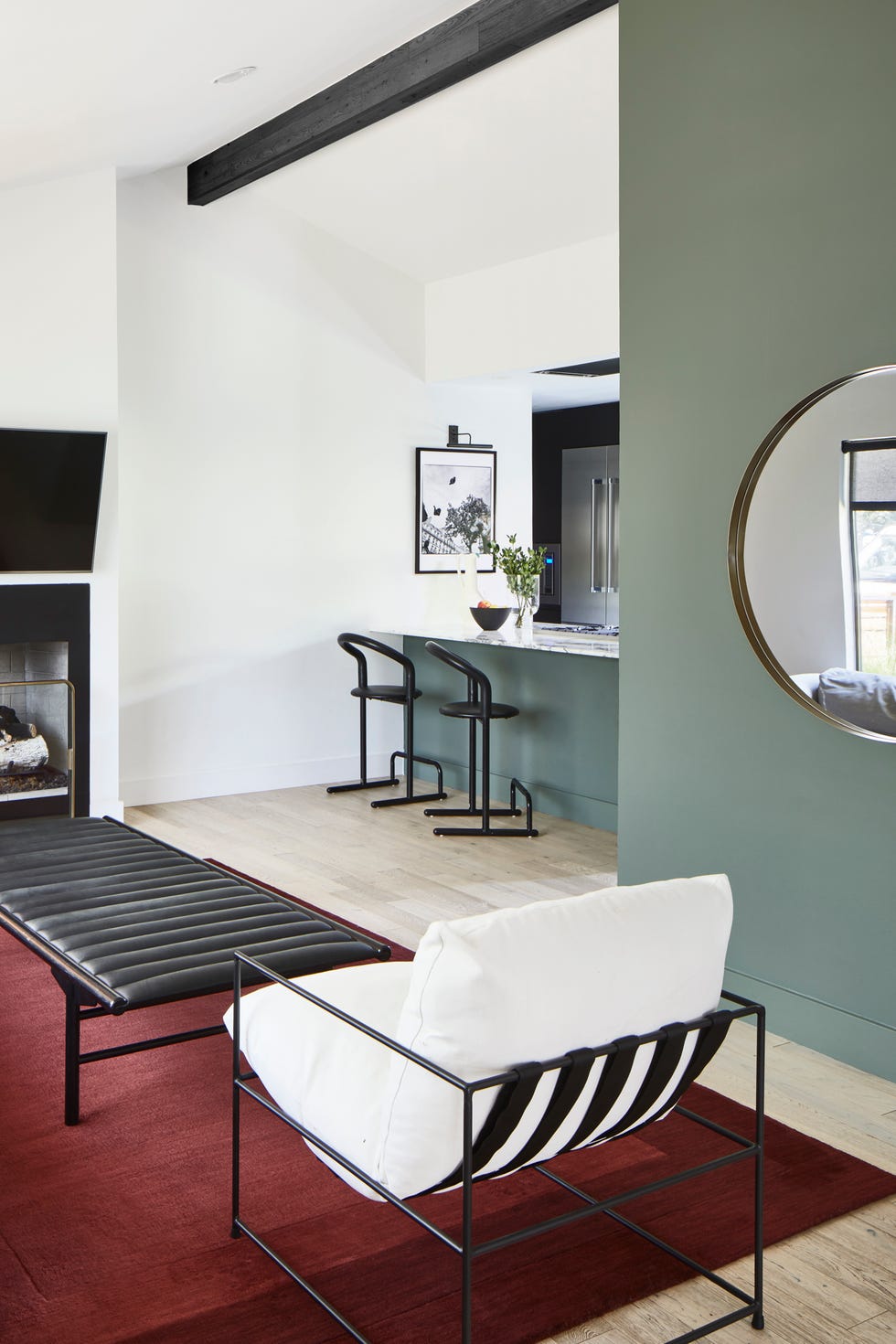 cocina abierta al salón con paredes en blanco y verde empolvado