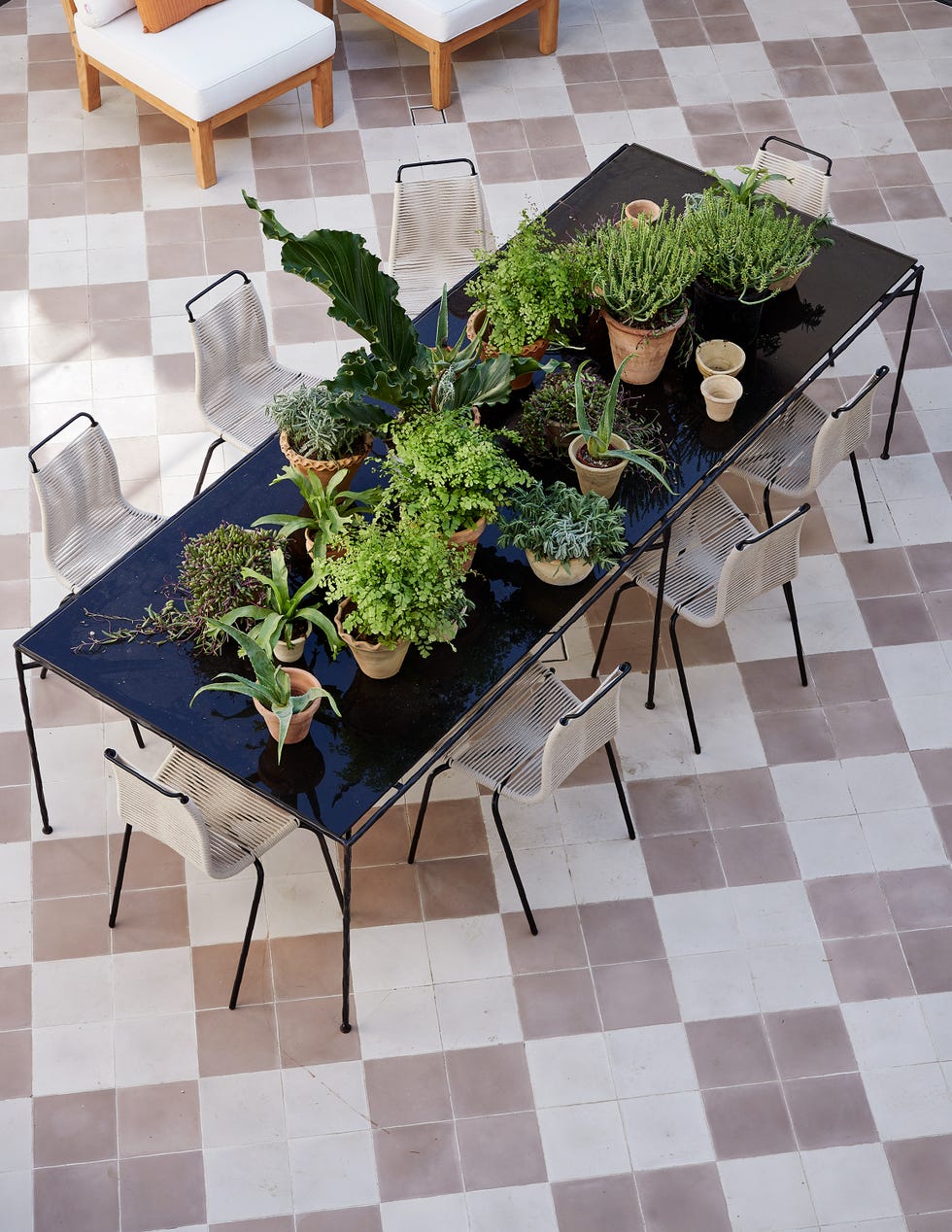 patio con suelo de damero y comedor exterior