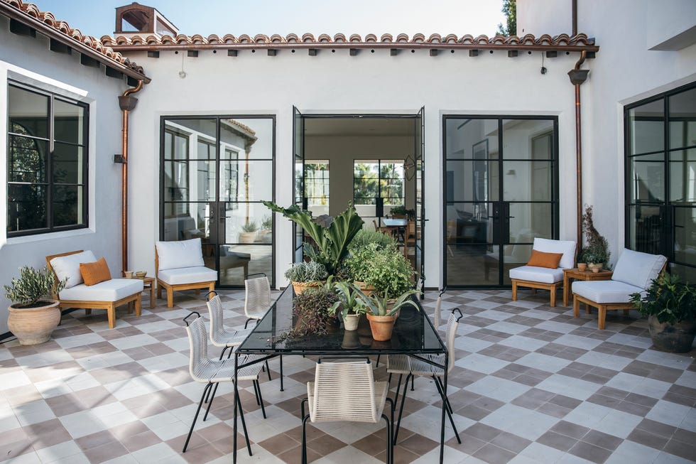 patio con suelo de damero y comedor exterior