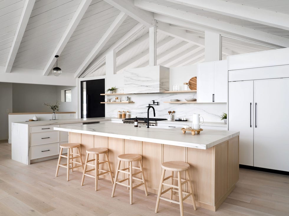 cocina blanca abierta con isla