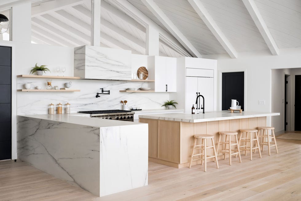 cocina blanca abierta con isla