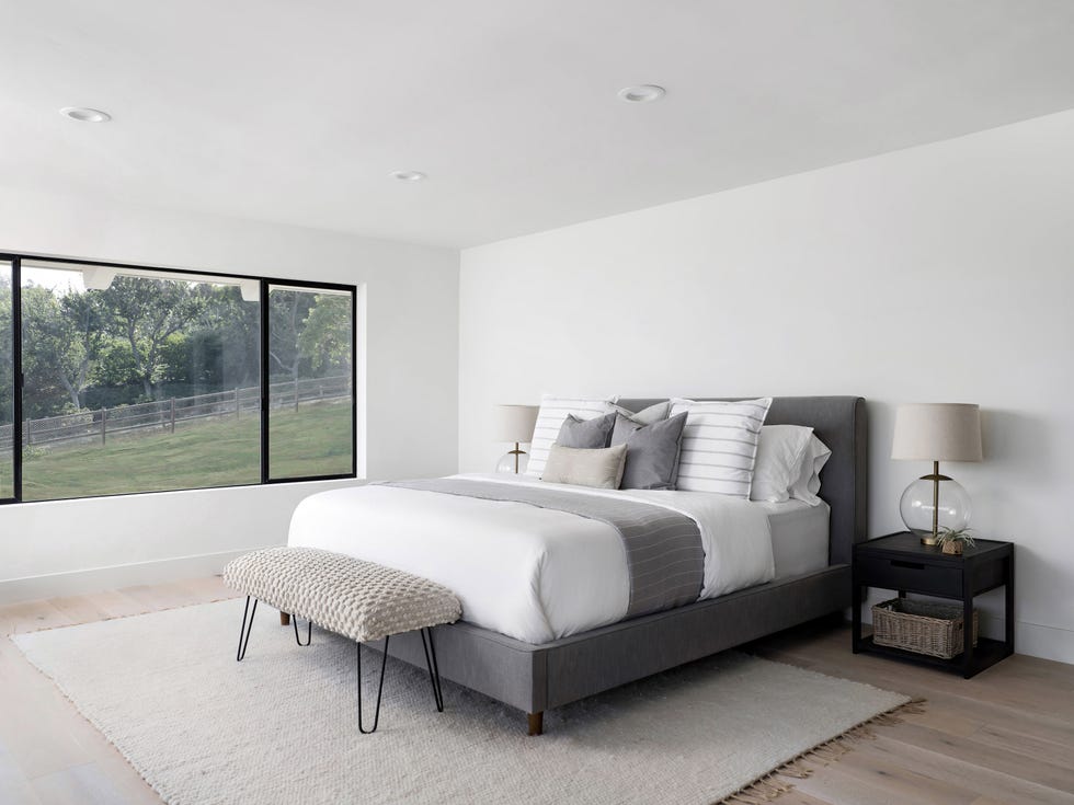 dormitorio minimalista con cama gris