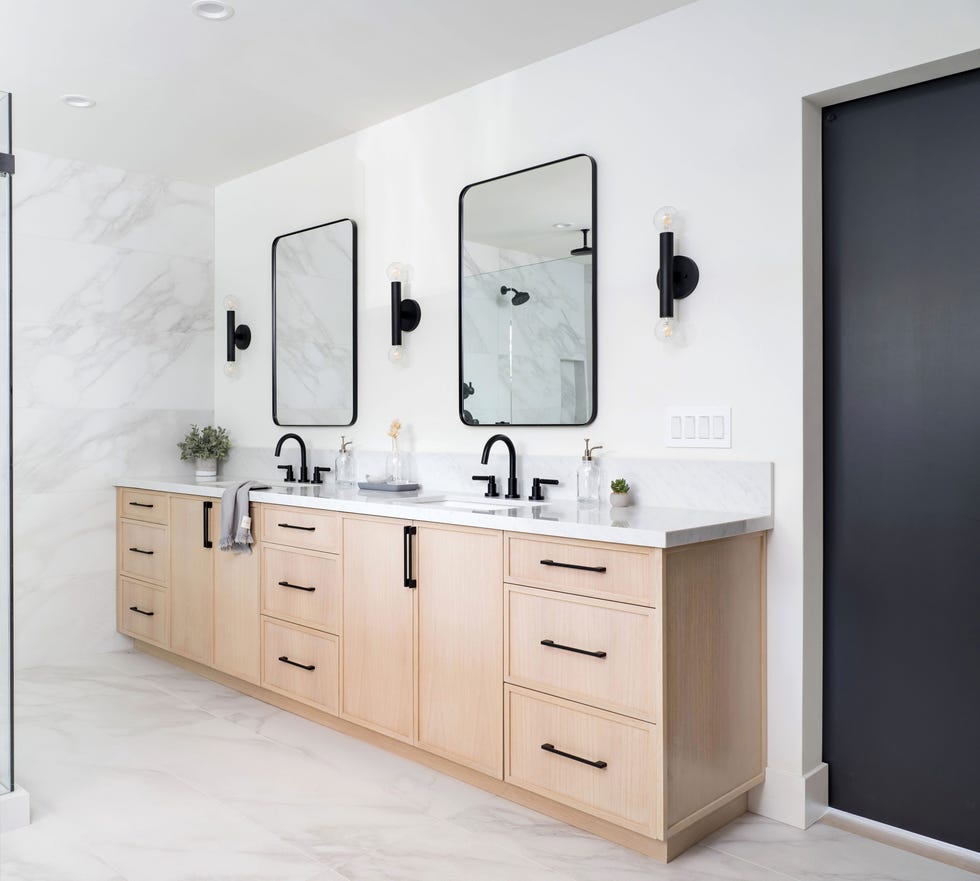 mueble de baño de madera con encimera de mármol y dos lavabos