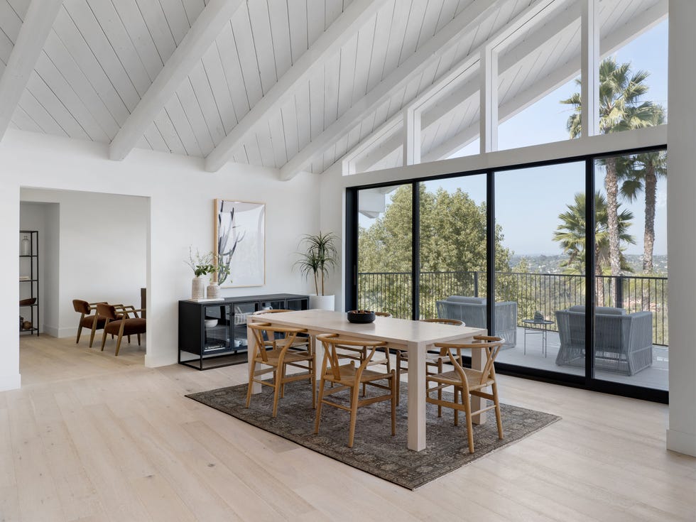 comedor minimalista con muebles de madera y techo a dos aguas