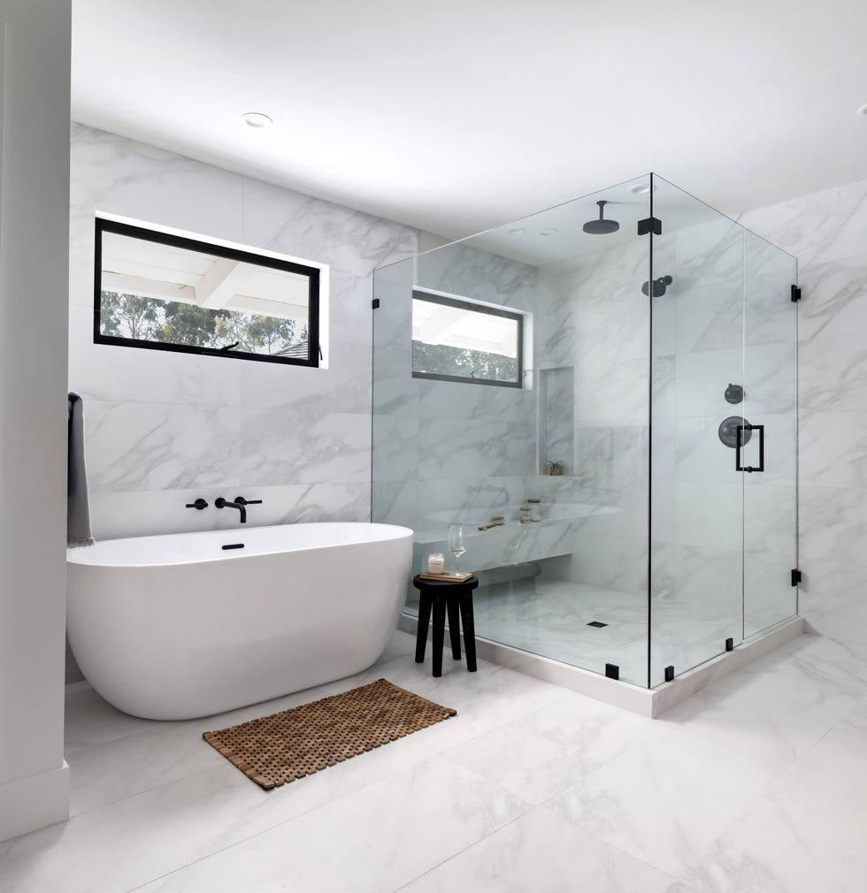 baño con cabina de ducha y bañera exenta