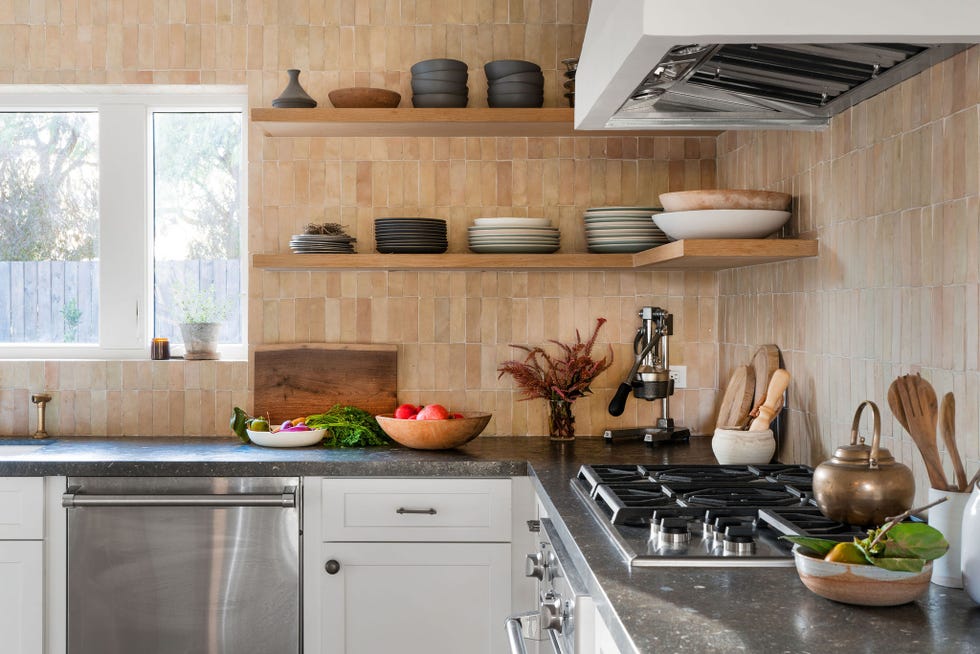 cocina blanca de estilo rústico