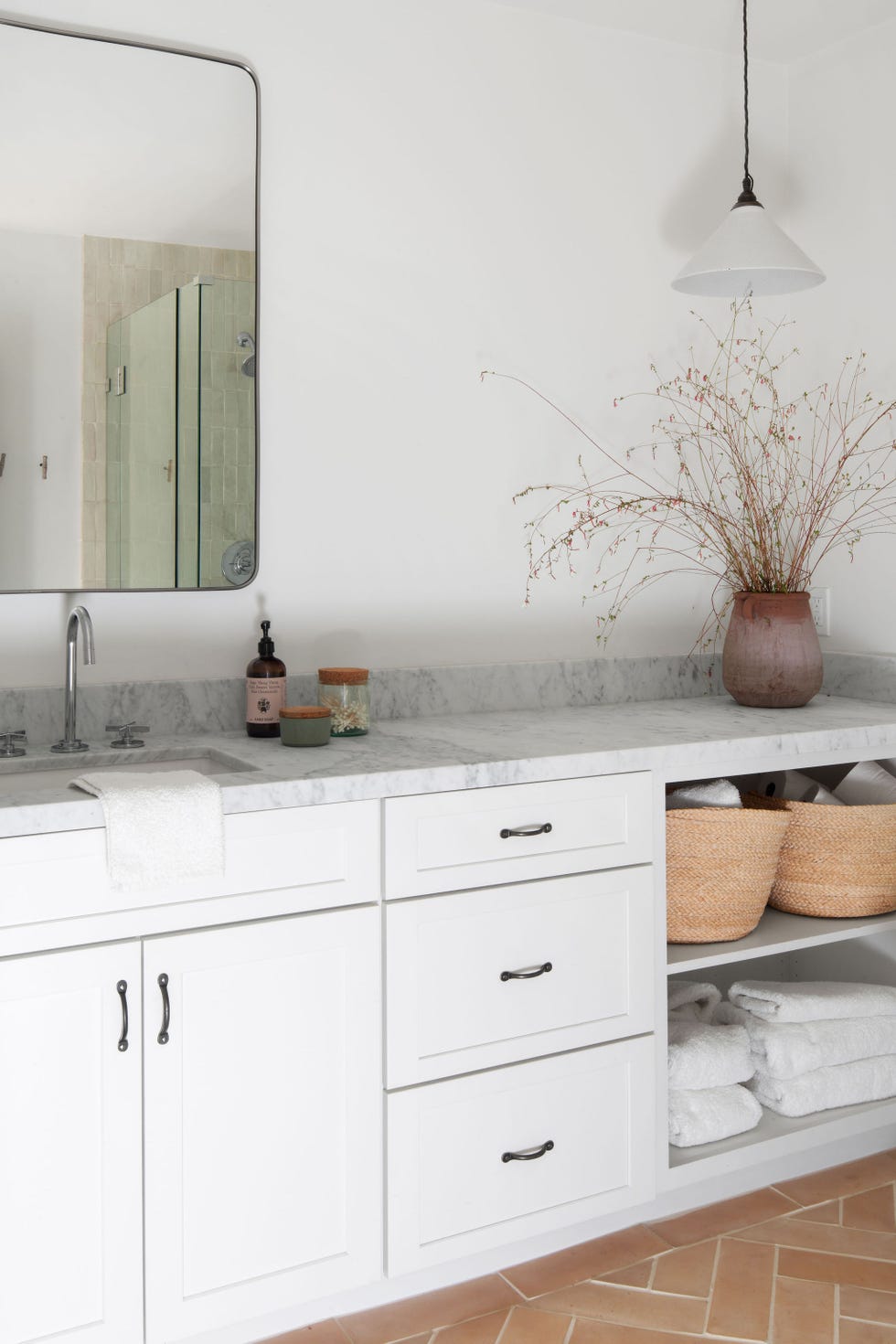 baño con mueble rústico blanco y encimera de mármol