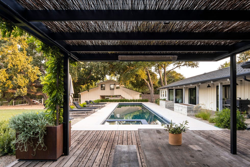 jardín con piscina de piedra