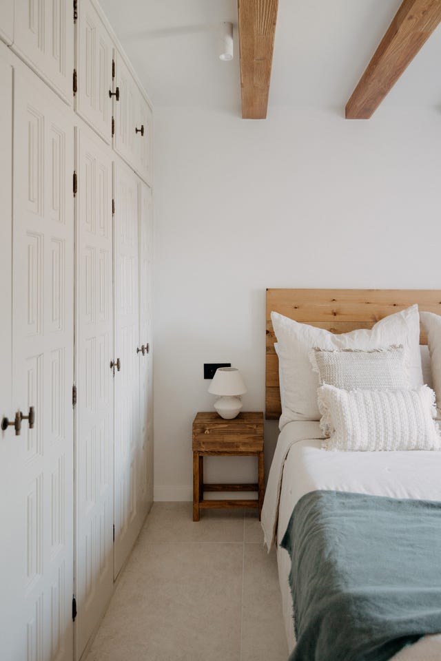 decorar un dormitorio rustico con una colcha rebajada en amazon que parece de ganchillo