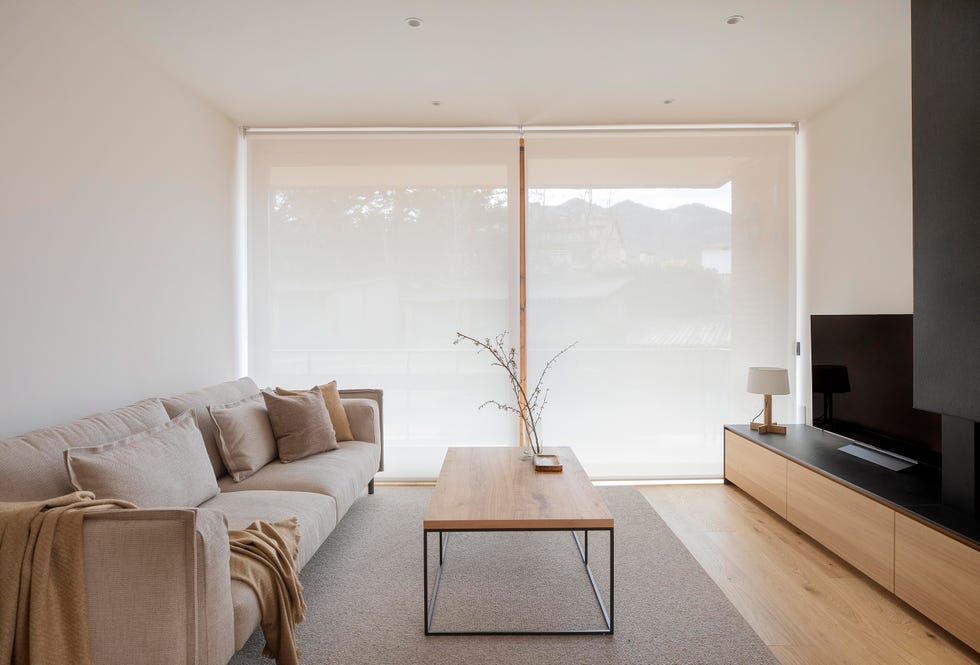 salón con sofá beige, mesa de centro de madera y mueble de tv a juego