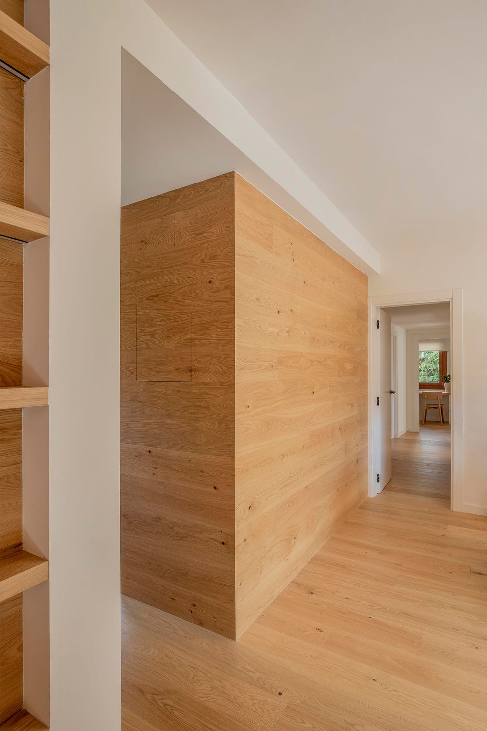 pasillo con revestimiento de madera